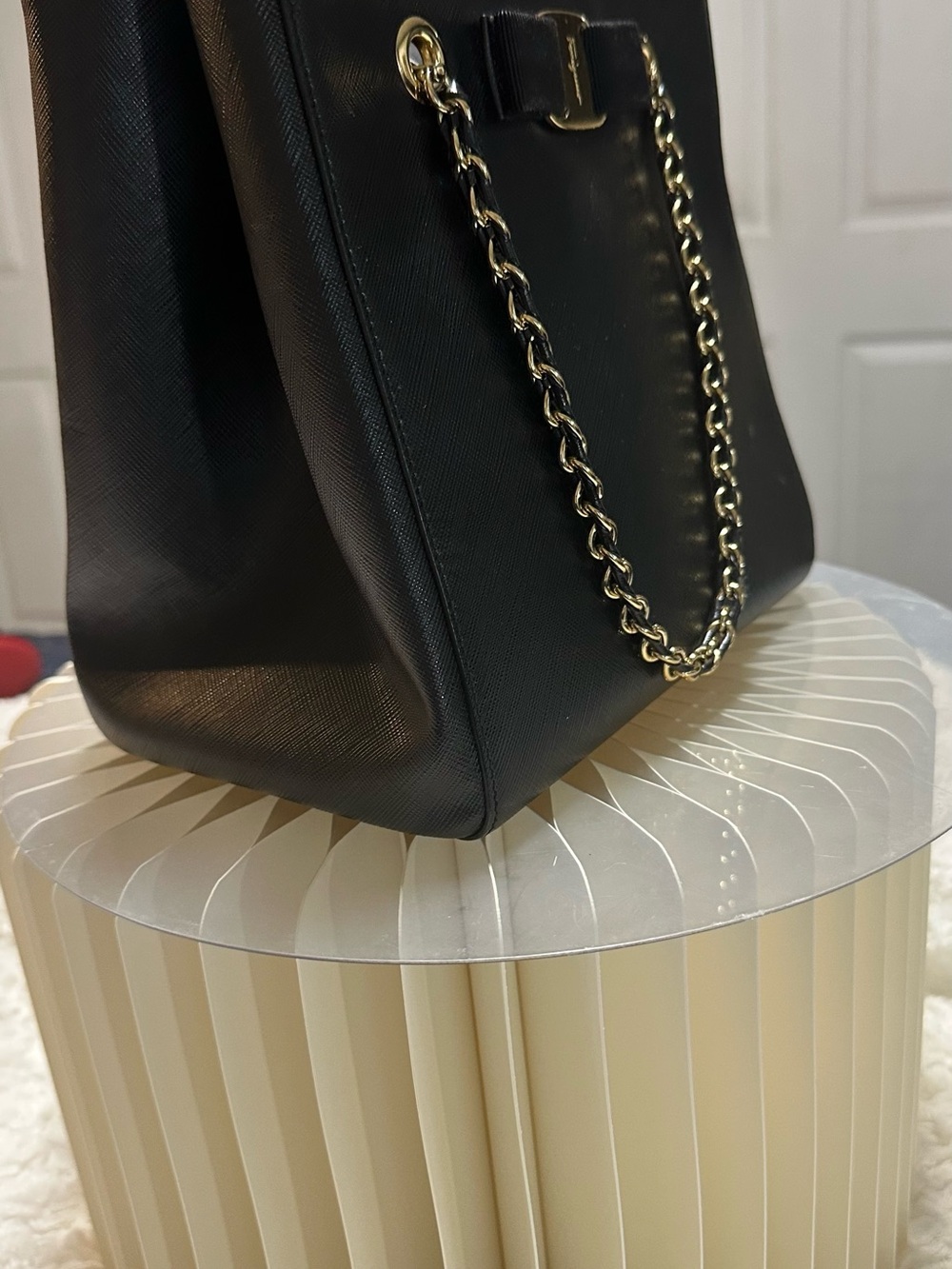 Salvatore Ferragamo Black Leather Shoulder Bag with Gold Chain and Vara Bow - Picture 3 of 10